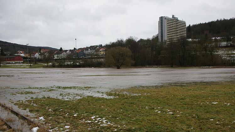 Die Sinn überflutet die Wiese  am FC-Platz in Bad Brückenau.