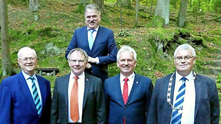Die drei Trebgaster Altbürgermeister (vorne, von links) Oskar Eichner, Siegfried Küspert und Werner Diersch mit Bürgermeister Herwig Neumann und Landrat Klaus Peter Söllner.