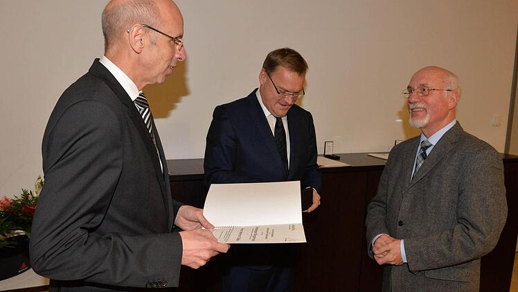 Gerührt nahm Helmut Göbel die Urkunde durch Walter Schweinsberg, den Geschäftsführer der Mediengruppe Oberfranken, und OB Starke (Mitte) entgegen, der ihm anerkennende Worte für sein über 20-jähriges Engagement beim Hospizverein aussprach.  Foto: Ronald Rinklef