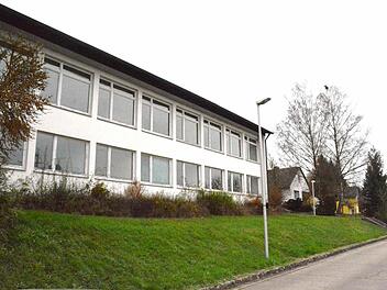 Aus der 1962 erbauten Schule, die heute in Privathand ist, sollen im Frühjahr Wohnungen werden. Foto: Schmidt