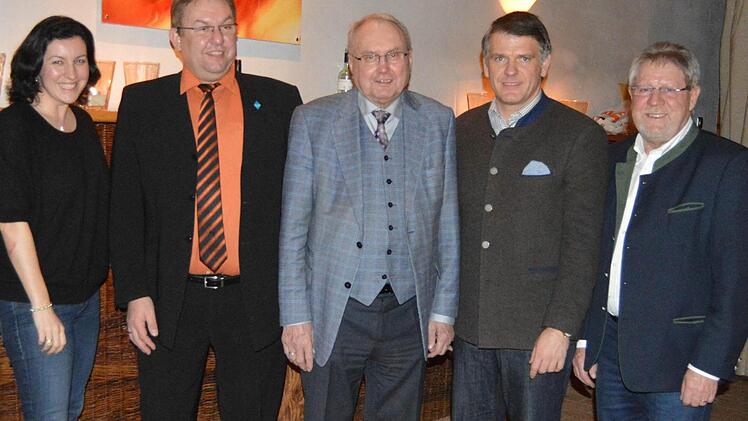 Im Rahmen der Jahresabschlusssitzung wurde Günter Huppmann (2.v.l.) durch CSU-Kreisvorsitzenden Steffen Vogel (2.v.r) mit der Silbernen Ehrenraute ausgezeichnet. Mit ihm freuen sich MdB Dorothee Bär (links) und Kreisgeschäftsführer Gerhard Zösch (rechts) und Eduard Lintner (mittig) dem der Kreisverband nachträglich zu dessen 70. Geburtstag gratulierte. Foto: privat