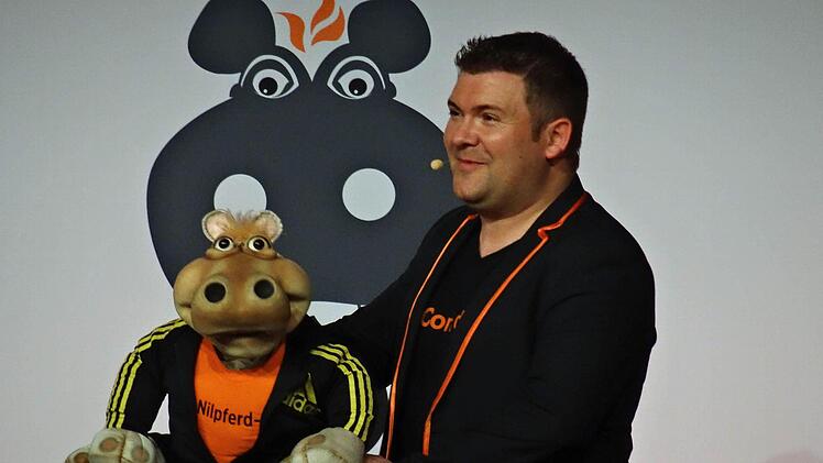 Sebastian Reich und Nilpferddame Amanda im Coburger KongresshausFoto: Jochen Berger