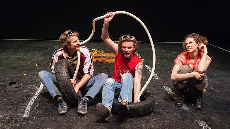 Eine Saison des Abschieds geht zu Ende: Bernhard Georg Rusch, Felix Pielmeier und Sybille Kress in "Tschick". Am 26. Juli verabschiedet sich das Ensemble vom Publikum mit dem Sommerfest "Danke und Tschüß" im Studio- und Harmoniegarten. Beginn ist 14 Uhr.  Foto: Thomas Bachmann
