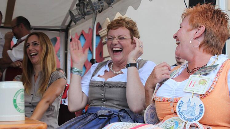 Na sowas, die Antwort war tatsächlich richtig? Anna Maria Schneider, Monika Hohlmeier und Bierkönigin Angelika Hümmer im Moment der Erkenntnis, dass sie mit Raten goldrichtig lagen. Foto: Markus Häggberg
