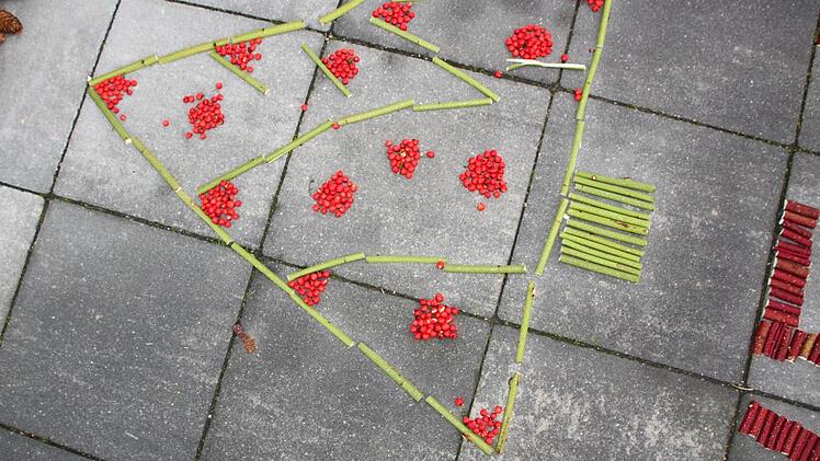 Kreativität mit Vogelbeeren - der stilisierte Weihnachtsbaum. Foto: Matthias Einwag