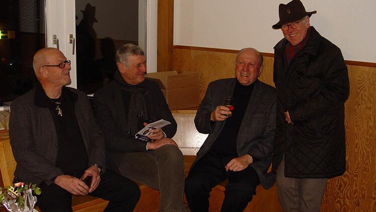 Klaus Zühlker, Zweiter Bürgermeister Jürgen Pfister, Galerist Hans-Dietrich Unger und Otto Leidenberger fachsimpeln beim Neujahrsempfang des Vereins "Kunsthaus e.V." Foto: Brigitta Kempe-Wolf