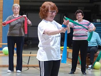 Gerlinde Bethke macht die Übungen mit dem Theraband vor. Foto: Pauline Lindner