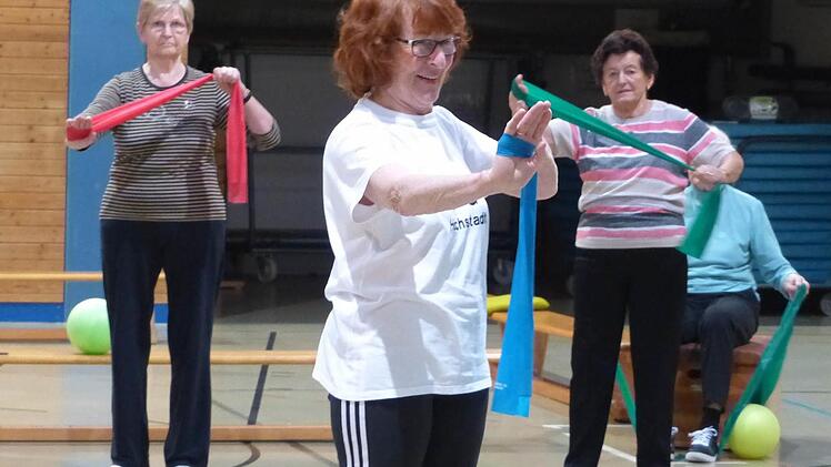 Gerlinde Bethke macht die Übungen mit dem Theraband vor. Foto: Pauline Lindner