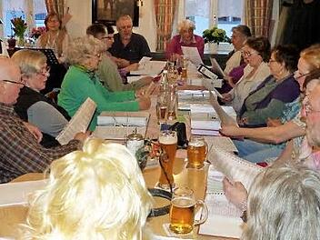 Die Kupferberger Wirtshaus-Sänger mit (hinten, von links) Initiator Reinhard Holhut, Simon Philipp Goletz und Irmgard Holhut. Foto: Klaus-Peter Wulf