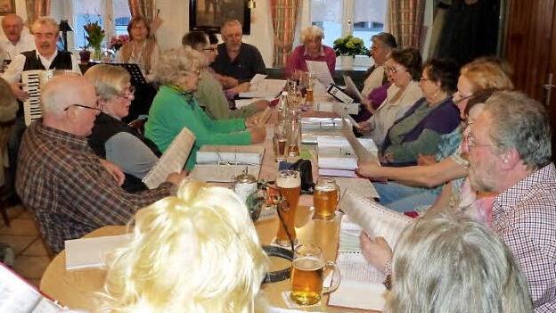 Die Kupferberger Wirtshaus-Sänger mit (hinten, von links) Initiator Reinhard Holhut, Simon Philipp Goletz und Irmgard Holhut. Foto: Klaus-Peter Wulf