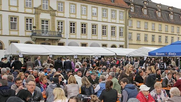 Schon zum Auftakt der Biertage str&ouml;mten die Freunde des Gerstensafts auf den Bamberger Maxplatz. Fotos: RiegerPressSchon zum Auftakt der Biertage str&ouml;mten die Freunde des Gerstensafts auf den Bamberger Maxplatz. Fotos: RiegerPress