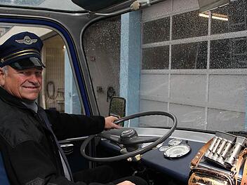 Anton Leiber war Kraftfahrer Nummer fünf auf der Lohnliste des Kreisomnibusbetriebes. Unser Foto zeigt Leiber in einem Setra-Bus, Baujahr 1968, der zum KOB-Jubiläum von der Firma Schießer zur Verfügung gestellt wurden war. Original sind noch die Fahrkartentasche und der Münzspender.  Foto: Karlheinz Franz
