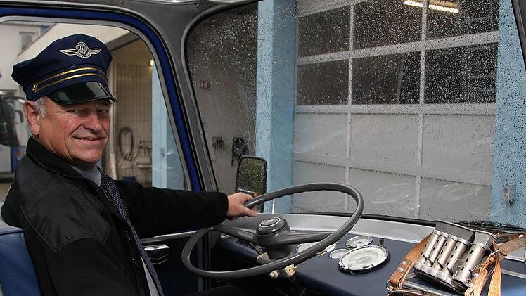 Anton Leiber war Kraftfahrer Nummer fünf auf der Lohnliste des Kreisomnibusbetriebes. Unser Foto zeigt Leiber in einem Setra-Bus, Baujahr 1968, der zum KOB-Jubiläum von der Firma Schießer zur Verfügung gestellt wurden war. Original sind noch die Fahrkartentasche und der Münzspender.  Foto: Karlheinz Franz