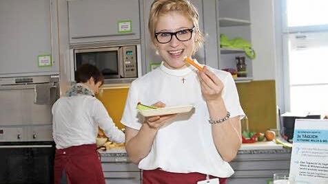Angelika Neuner von der Teilzeitschule Hauswirtschaft zeigte, wie lecker gesunde Ernährung mit Gemüse und Milchprodukten sein kann.