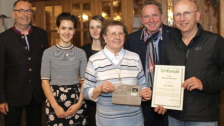 Seit 50 Jahren verkehrssicher unterwegs: Der hierf&uuml;r geehrten Barbara Reichert (3.v.r.) sprachen ihre Anerkennung aus (von links): B&uuml;rgermeister J&uuml;rgen Kohmann, Franziska Winkler und Julia Haderlein von der Staatsanwaltschaft Coburg, Verkehrswacht-Vorsitzender Walter Mackert sowie Staffelsteins Polizeichef Gerald Storath. Foto: Mario Deller