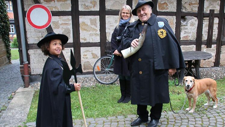 Sorgt in diesem Jahr für Nachwuchs bei den Bad Rodacher Nachtwächtern: José Ramón Kienel, Enkel des ehemaligen Zunftmeisters und Nachtwächters Walter Kienel, hier mit seiner Mutter Karen und dem Nachtwächter-Urgestein Karl-Heinz Engelhardt.Foto: Bettina Knauth