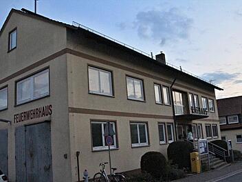 Das Rathaus der Gemeinde Pfarrweisach in der Bahnhofstraße wird energetisch saniert. Aufträge für Estricharbeiten und die Errichtung einer Photovoltaikanlage wurden vergeben.  Foto: Helmut Will