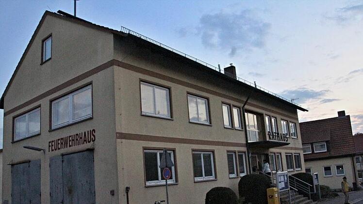 Das Rathaus der Gemeinde Pfarrweisach in der Bahnhofstraße wird energetisch saniert. Aufträge für Estricharbeiten und die Errichtung einer Photovoltaikanlage wurden vergeben.  Foto: Helmut Will