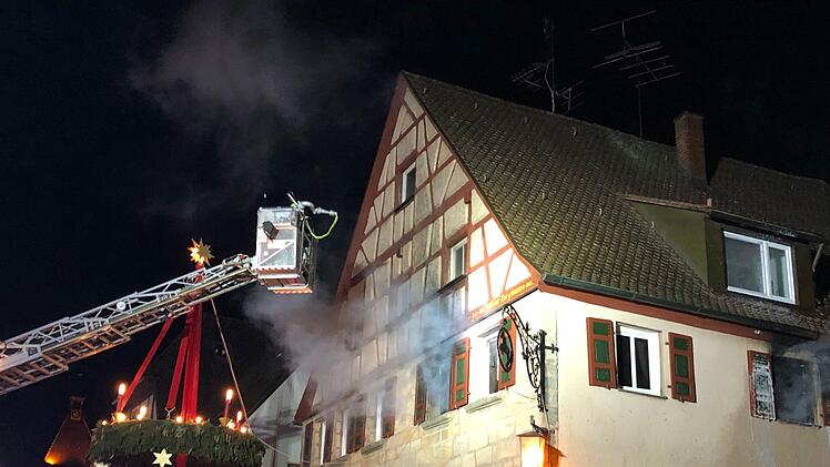 In einem Fachwerkhaus am Marktplatz von Cadolzburg ist am Sonntag ein Brand ausgebrochen. Foto: NEWS5 / Schmelzer