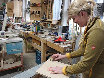 Noch schnell das letzte Teil schleifen, dann verbauen: Arbeitsalltag für Susanna Preis. Foto: Yannick Hupfer