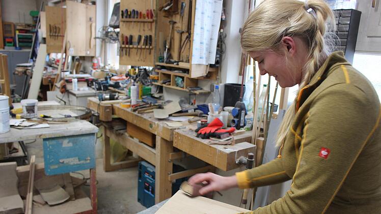 Noch schnell das letzte Teil schleifen, dann verbauen: Arbeitsalltag für Susanna Preis. Foto: Yannick Hupfer