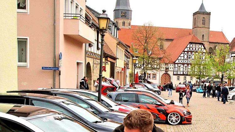 Aus Hamburg war GTI-Fahrer Moritz mit seinem 350-PS-Gefährt zum Treffen  nach Münnerstadt gekommen.  Dieter Britz