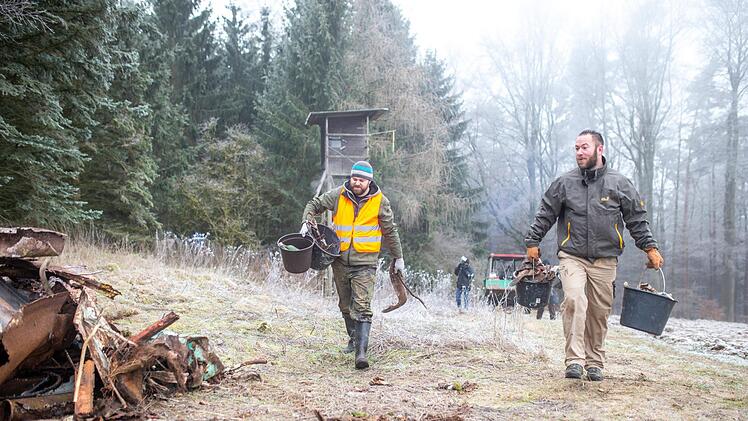 Freiwillige Helfer tragen Müll zur Sammelstelle Foto: Marion Eckert
