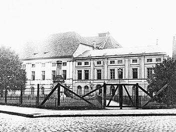 Der Schillerplatz mit der durch einen Zaun abgeriegelten Harmonie im Jahr 1919   Quelle: Stadtarchiv Bamberg