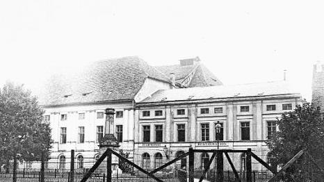 Der Schillerplatz mit der durch einen Zaun abgeriegelten Harmonie im Jahr 1919   Quelle: Stadtarchiv Bamberg