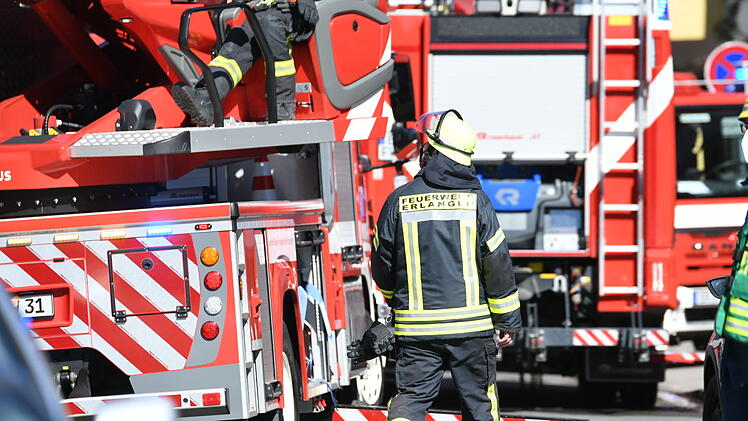 Feuerwehreinsatz in Erlangen: Brand in Hochhaus - mehrere Verletzte