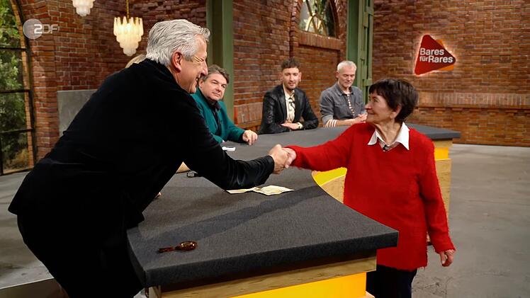 Markus Wildhagen sicherte sich die vermeintlich kitschige Vase f&uuml;r 600 Euro.