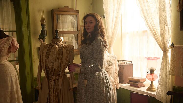 Louisa Byrne (Eleanor Tomlinson) soll das Ballkleid f&uuml;r June zu deren 18. Geburtstag schneidern.