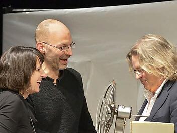 Diana Linz und Gerrit Zachrich (li.) überreichen den "Pokal" fürs beste Jahresfilmprogramm an Herbert Born vom Kino Schauburg in Karlsruhe.   Fotos: Ronald Rinklef
