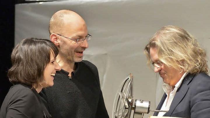 Diana Linz und Gerrit Zachrich (li.) überreichen den "Pokal" fürs beste Jahresfilmprogramm an Herbert Born vom Kino Schauburg in Karlsruhe.   Fotos: Ronald Rinklef