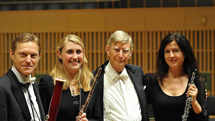 Glückliche Musiker nach dem letzten Konzert der Japan-Tournee: Solo-Fagottist Alexei Tkachuk, Solo-Flötistin Daniela Koch, Ehrendirigent Herbert Blomstedt und Solo-Oboistin Barbara Bode.  Foto: Christoph Kuen
