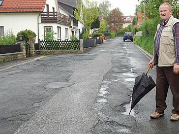 Manfred Popp, Anlieger in der Geheimrat-Püls-Straße, macht auf die Schäden aufmerksam. Foto: Andreas Welz