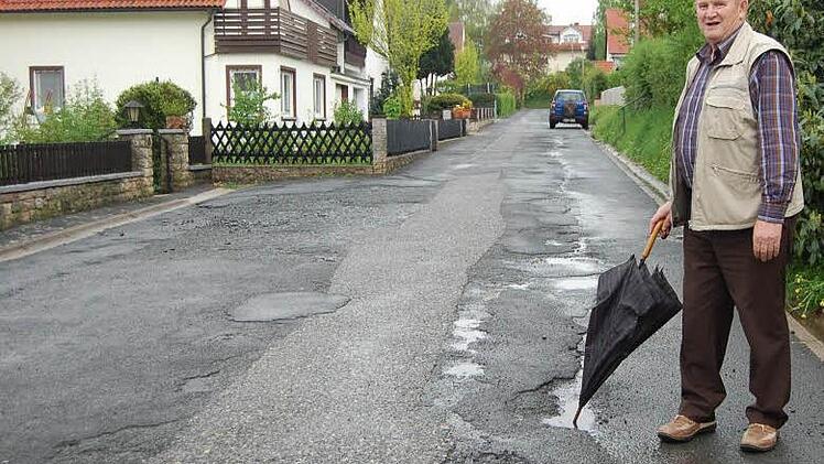 Manfred Popp, Anlieger in der Geheimrat-Püls-Straße, macht auf die Schäden aufmerksam. Foto: Andreas Welz