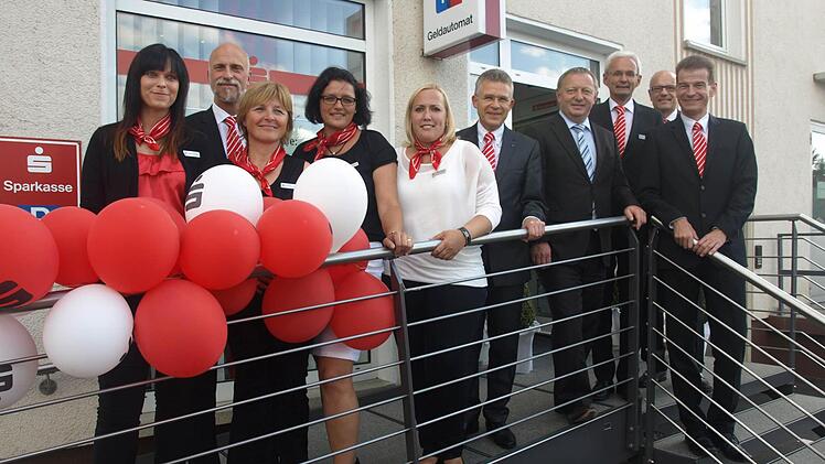 Auf der behindertengerechten Rampe vor der Oerlenbacher Sparkassen-Filiale.