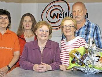 Seit 20 Jahren gibt es den Weltladen in Eltmann. Betrieben wird er von der Kolpingsfamilie und ausschließlich ehrenamtlichen Helfern. Unser Bild zeigt von links: Elisabeth Müller-Förtsch, Claudia Seybold, Sieglinde Funck und Helga Seybold und ihren Mann Jürgen.  Foto: Sabine Weinbeer