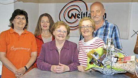 Seit 20 Jahren gibt es den Weltladen in Eltmann. Betrieben wird er von der Kolpingsfamilie und ausschließlich ehrenamtlichen Helfern. Unser Bild zeigt von links: Elisabeth Müller-Förtsch, Claudia Seybold, Sieglinde Funck und Helga Seybold und ihren Mann Jürgen.  Foto: Sabine Weinbeer