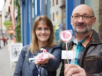 Ulrike Zehner und Dieter Hohmann wollen Kunden die Geschäfte im Zentrum schmackhaft machen. Foto: Arkadius Guzy