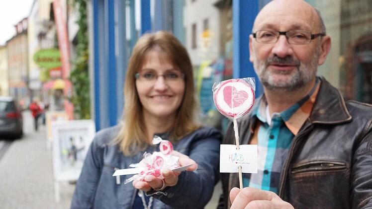 Ulrike Zehner und Dieter Hohmann wollen Kunden die Geschäfte im Zentrum schmackhaft machen. Foto: Arkadius Guzy