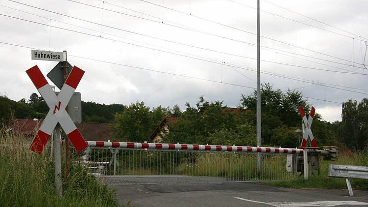 Der Bahnübergang zur Hahnwiese in Creidlitz wird geschlossen und durch eine Fußgängerunterführung ersetzt. Foto: CT-Archiv