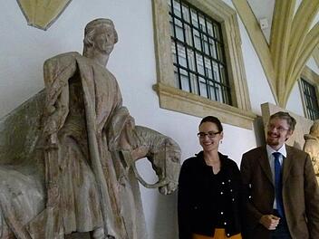 Museumsleiter Holger Kempkens und wissenschaftliche Volontärin Ludmila Kvapilová vor dem Hochrelief "Hl. Martin zu Pferde" aus der 1804 abgerissenen Bamberger Pfarrkirche St. Martin, das der erste Museumsdirektor von Pölnitz 1967 erwerben konnte. Foto: Marion Krüger-Hundrup
