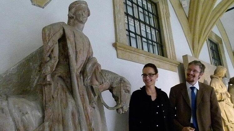 Museumsleiter Holger Kempkens und wissenschaftliche Volontärin Ludmila Kvapilová vor dem Hochrelief "Hl. Martin zu Pferde" aus der 1804 abgerissenen Bamberger Pfarrkirche St. Martin, das der erste Museumsdirektor von Pölnitz 1967 erwerben konnte. Foto: Marion Krüger-Hundrup