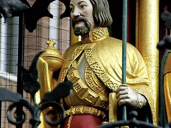 Eine Figur Karls IV. befindet sich an der Westfassade der N&uuml;rnberger Frauenkirche. Dort erscheinen t&auml;glich um 12 Uhr zum "M&auml;nnleinlaufen" die sieben Kurf&uuml;rsten, um dem Herrscher ihre Ehrerbietung zu erweisen. Foto: G&uuml;nter Steininger