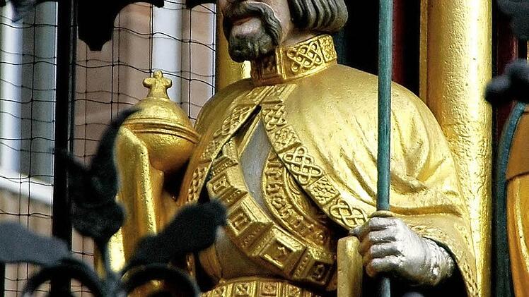 Eine Figur Karls IV. befindet sich an der Westfassade der N&uuml;rnberger Frauenkirche. Dort erscheinen t&auml;glich um 12 Uhr zum "M&auml;nnleinlaufen" die sieben Kurf&uuml;rsten, um dem Herrscher ihre Ehrerbietung zu erweisen. Foto: G&uuml;nter Steininger
