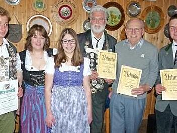 Die neuen Regenten des "Schwarzen Keilers" (von links): Jugendkönig Nikolaus Schmidt, Vorsitzende Carola Vetter, Zweite Jugendritterin Julia Vetter, Schützenkönig Wilfried Staub, Zweiter Ritter Werner Fehn und Erster Ritter Kai-Uwe Scheppe Foto: Lothar Weidner