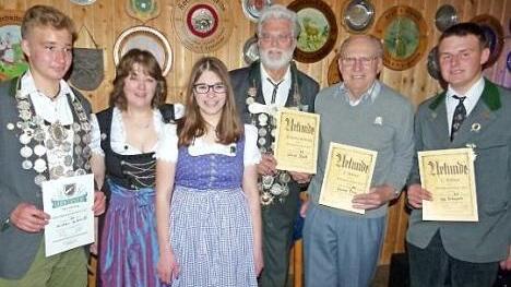 Die neuen Regenten des "Schwarzen Keilers" (von links): Jugendkönig Nikolaus Schmidt, Vorsitzende Carola Vetter, Zweite Jugendritterin Julia Vetter, Schützenkönig Wilfried Staub, Zweiter Ritter Werner Fehn und Erster Ritter Kai-Uwe Scheppe Foto: Lothar Weidner