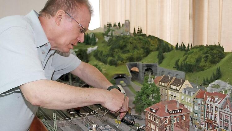 Roland Michel von den Modellbahnfreunden Kulmbach arbeitet an der Vereinsanlage. Fotos: Sonny Adam